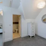 Five-Bedroom House At Margate, Near Beach And Amenities