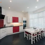 Five-Bedroom House At Margate, Near Beach And Amenities
