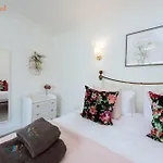 Five-Bedroom House At Margate, Near Beach And Amenities