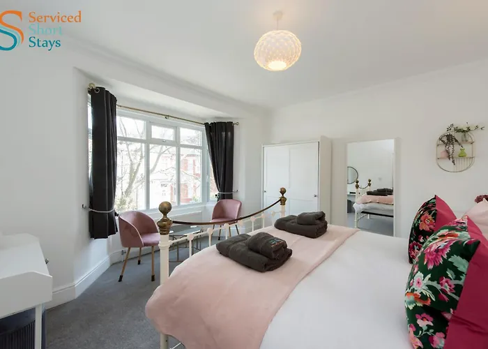 Five-Bedroom House At Margate, Near Beach And Amenities