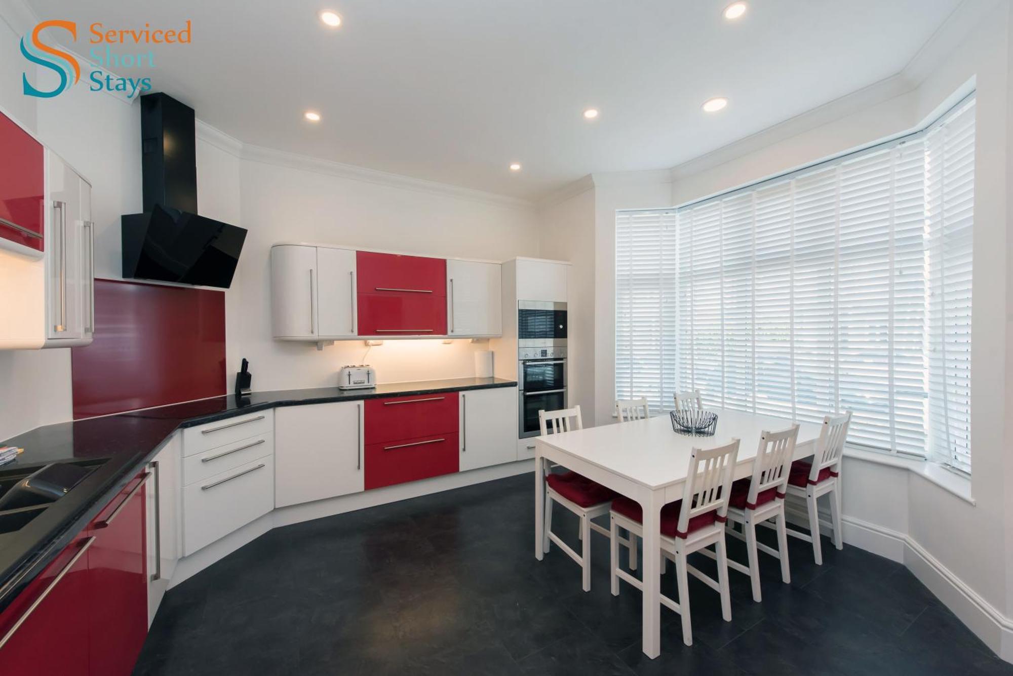 Five-bedroom House At Margate, Near And Amenities *