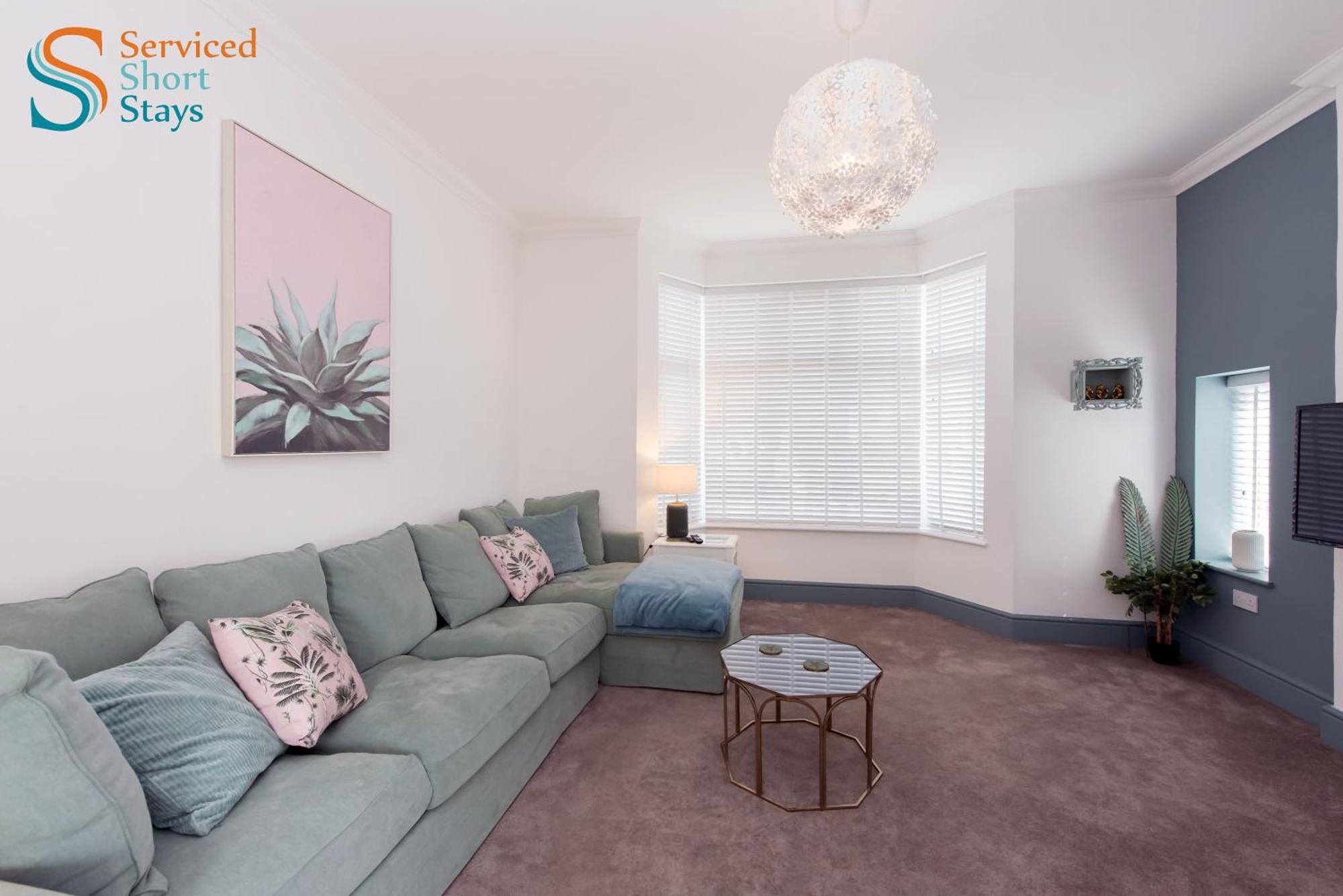 Five-bedroom House At Margate, Near And Amenities