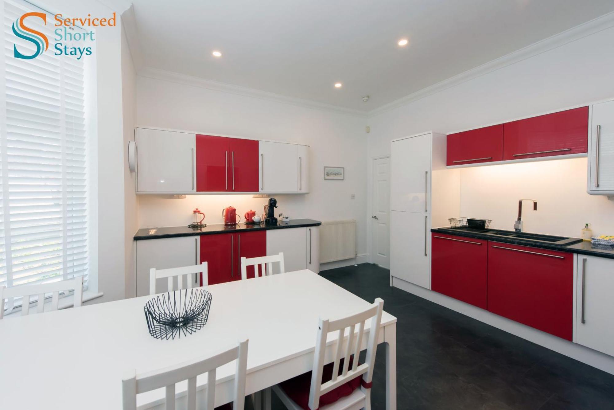 Five-bedroom House At Margate, Near And Amenities Apartment