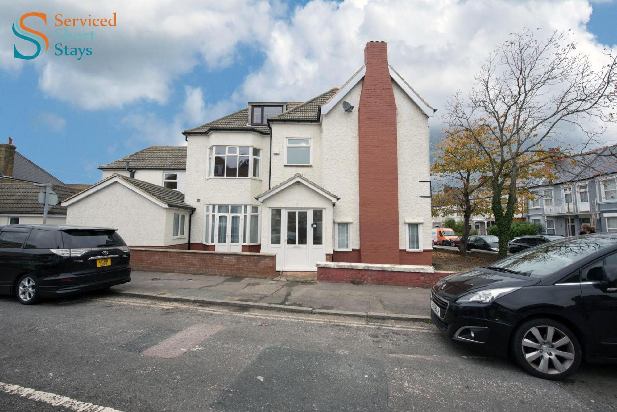 Five-bedroom House At Margate, Near And Amenities Apartment *