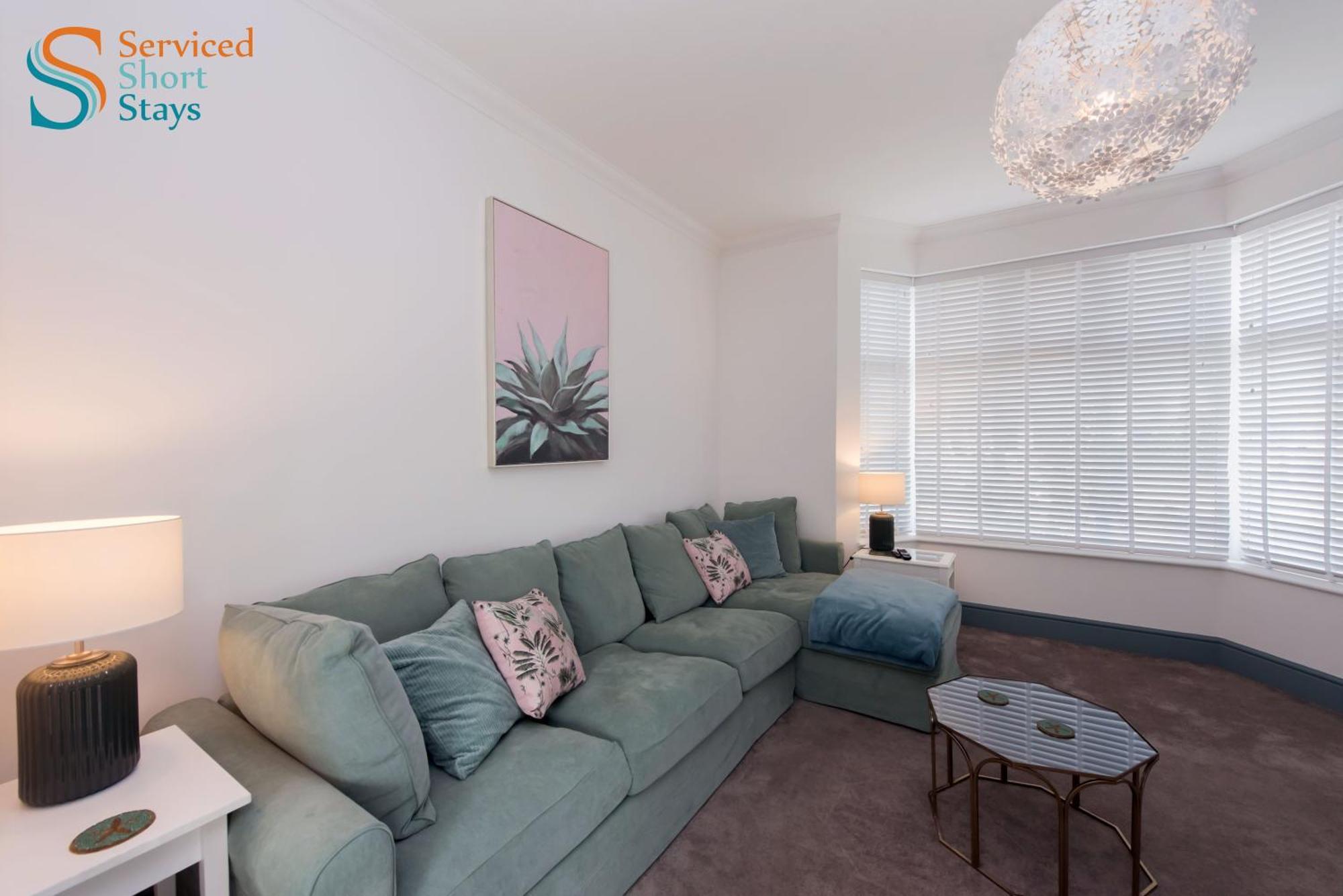 Apartment Five-bedroom House At Margate, Near And Amenities *