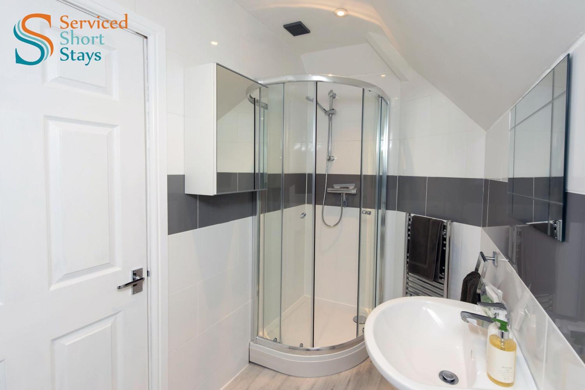 Five-bedroom House At Margate, Near And Amenities *