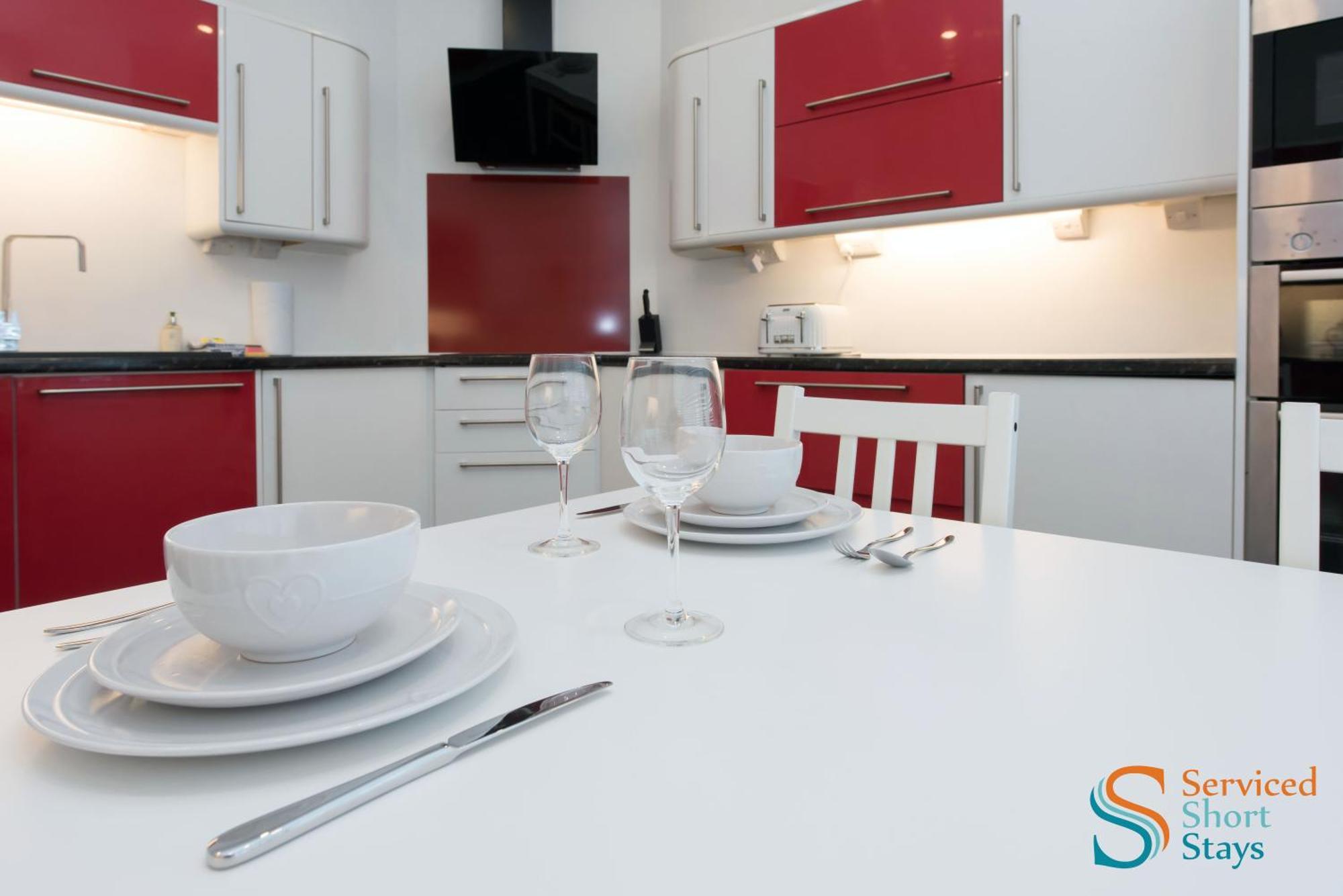 Five-bedroom House At Margate, Near And Amenities * Margate
