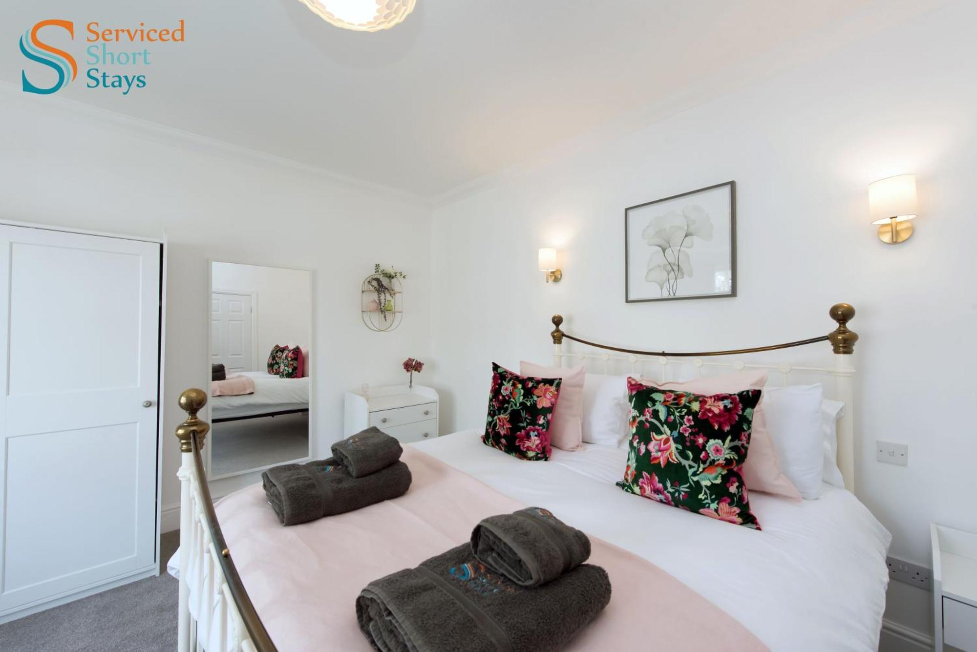 Five-bedroom House At Margate, Near And Amenities Apartment