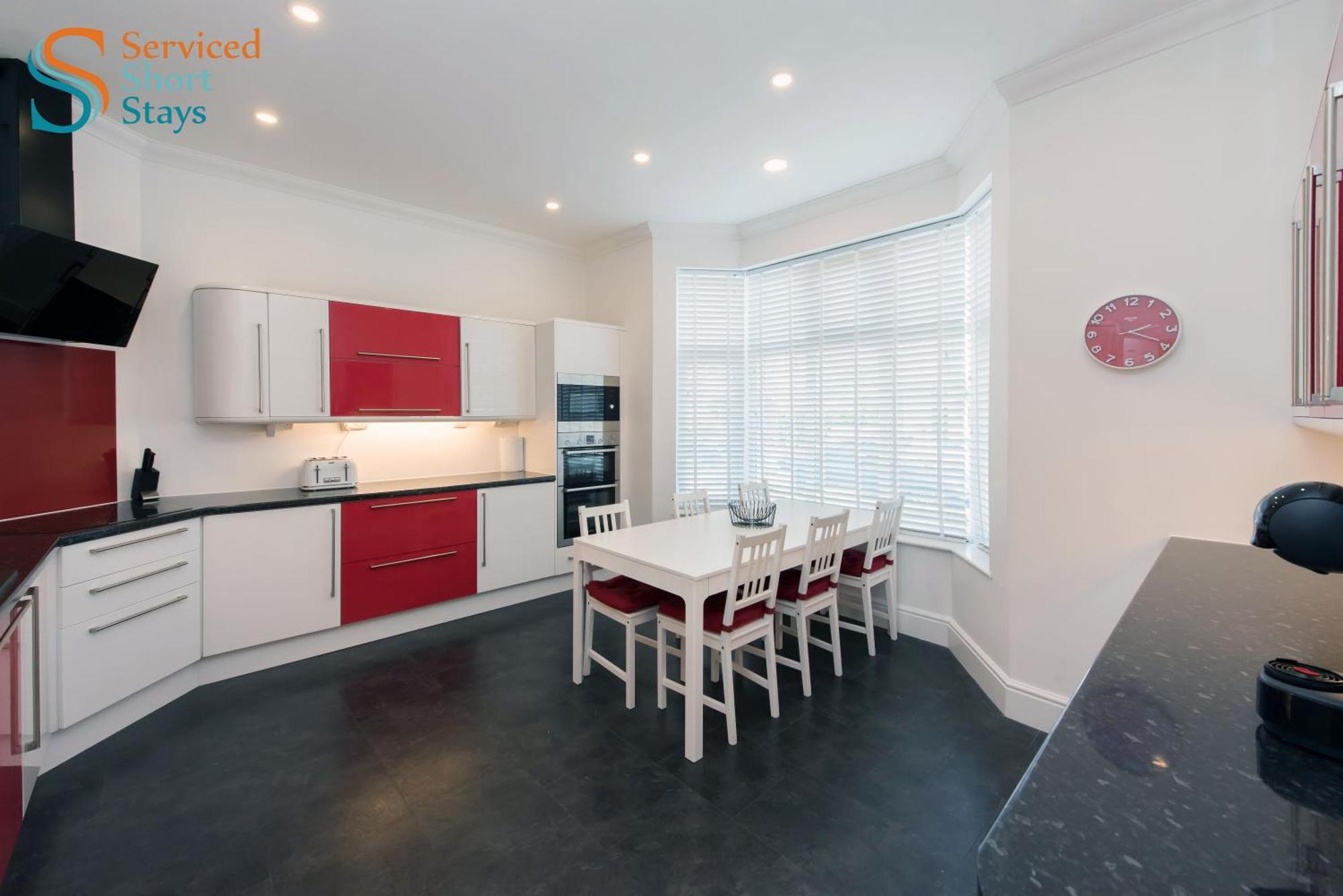 Five-bedroom House At Margate, Near And Amenities Apartment *