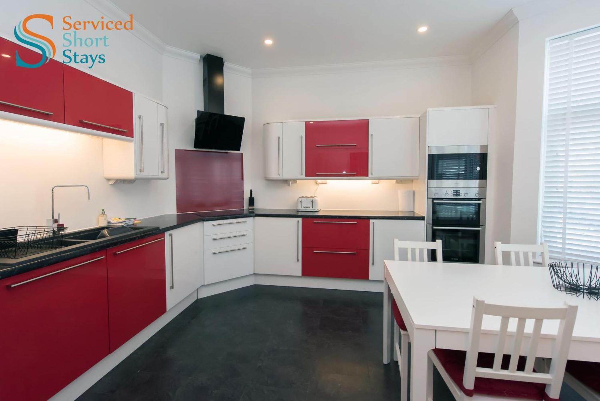 Five-bedroom House At Margate, Near And Amenities * Margate