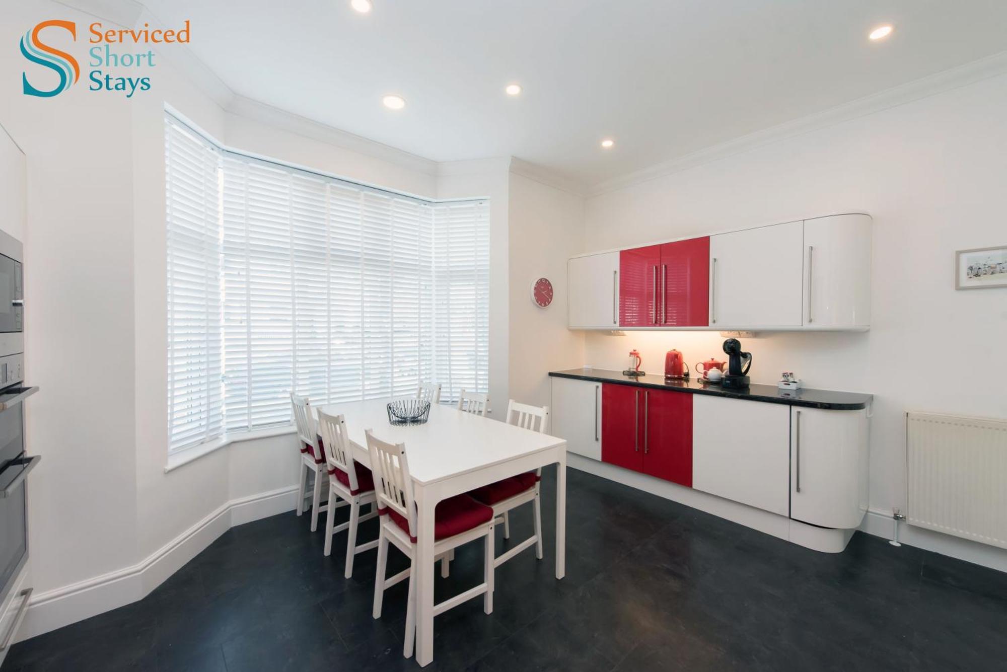 Five-bedroom House At Margate, Near And Amenities Apartment