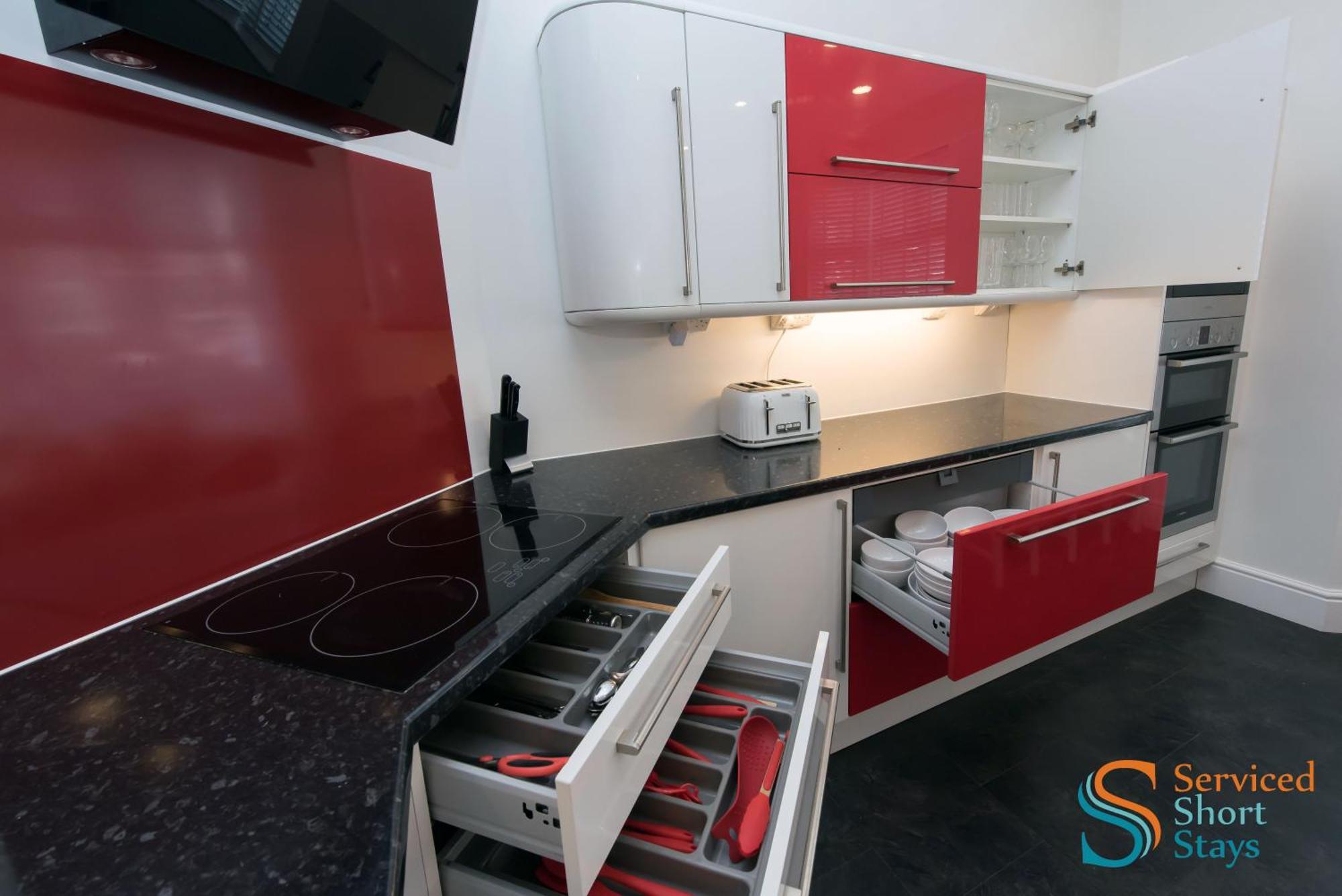 Apartment Five-bedroom House At Margate, Near And Amenities