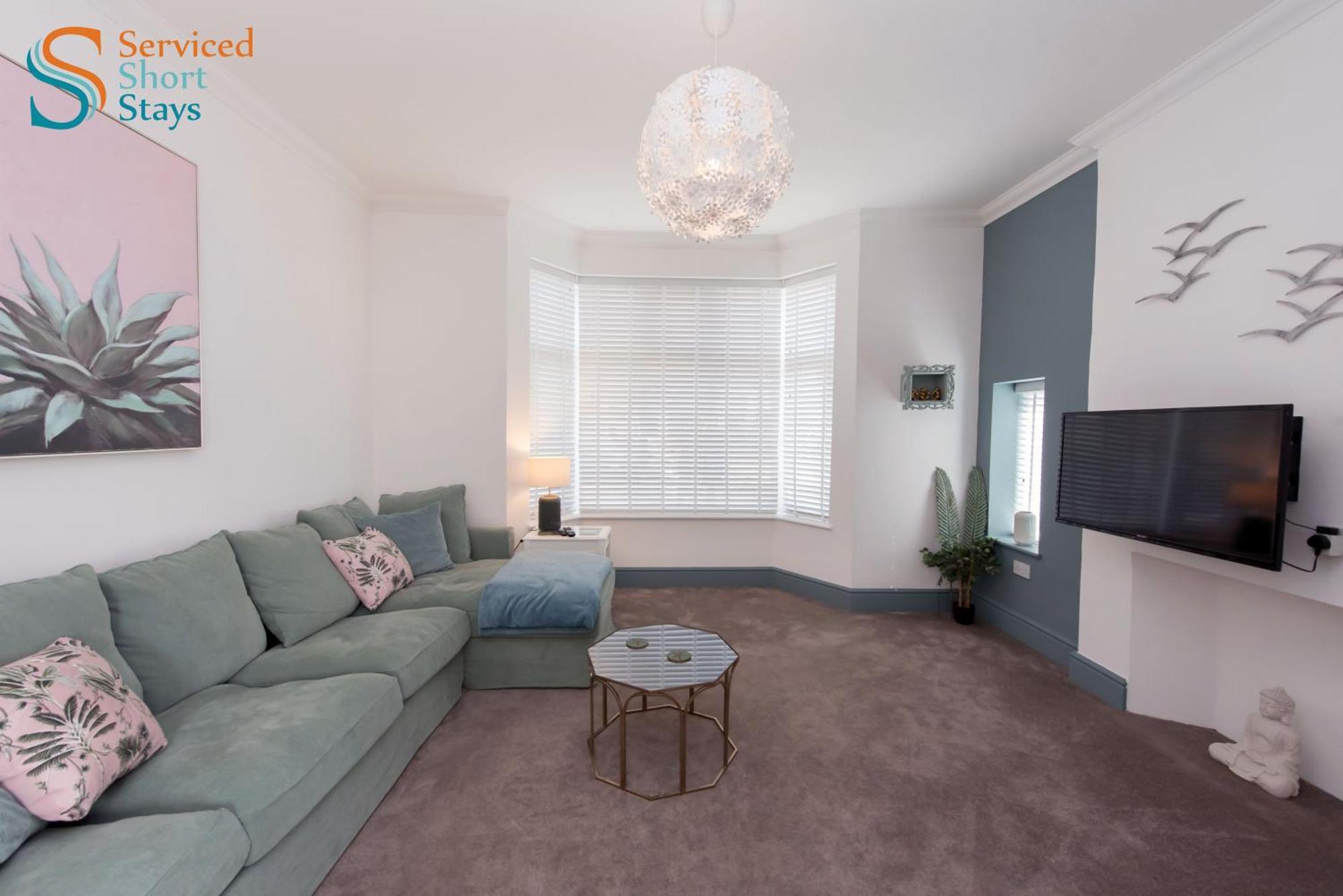 Five-bedroom House At Margate, Near And Amenities Apartment *