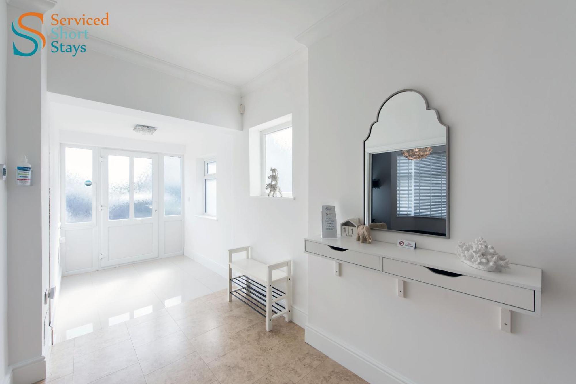 Apartment Five-bedroom House At Margate, Near And Amenities Margate