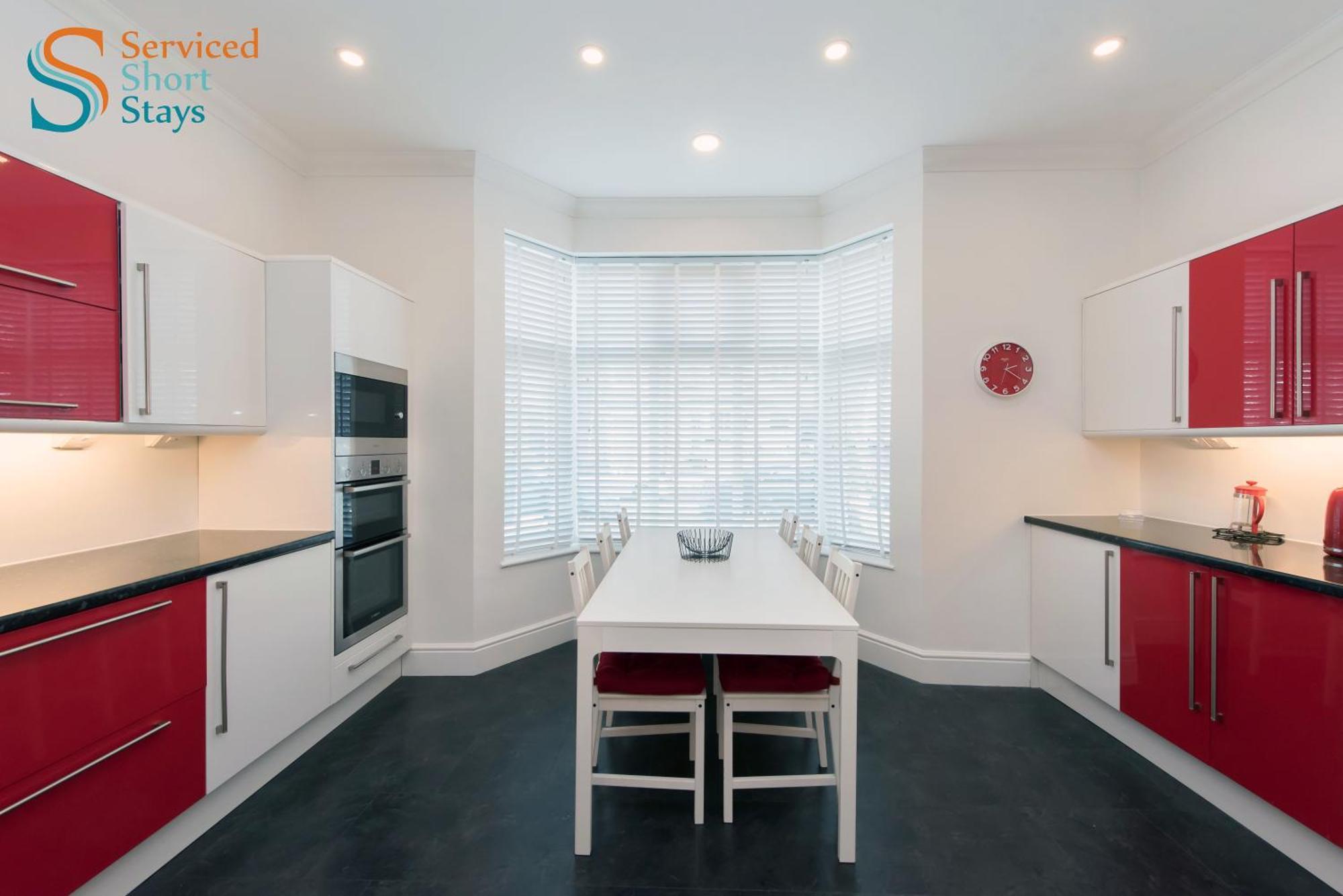 Five-bedroom House At Margate, Near And Amenities Margate
